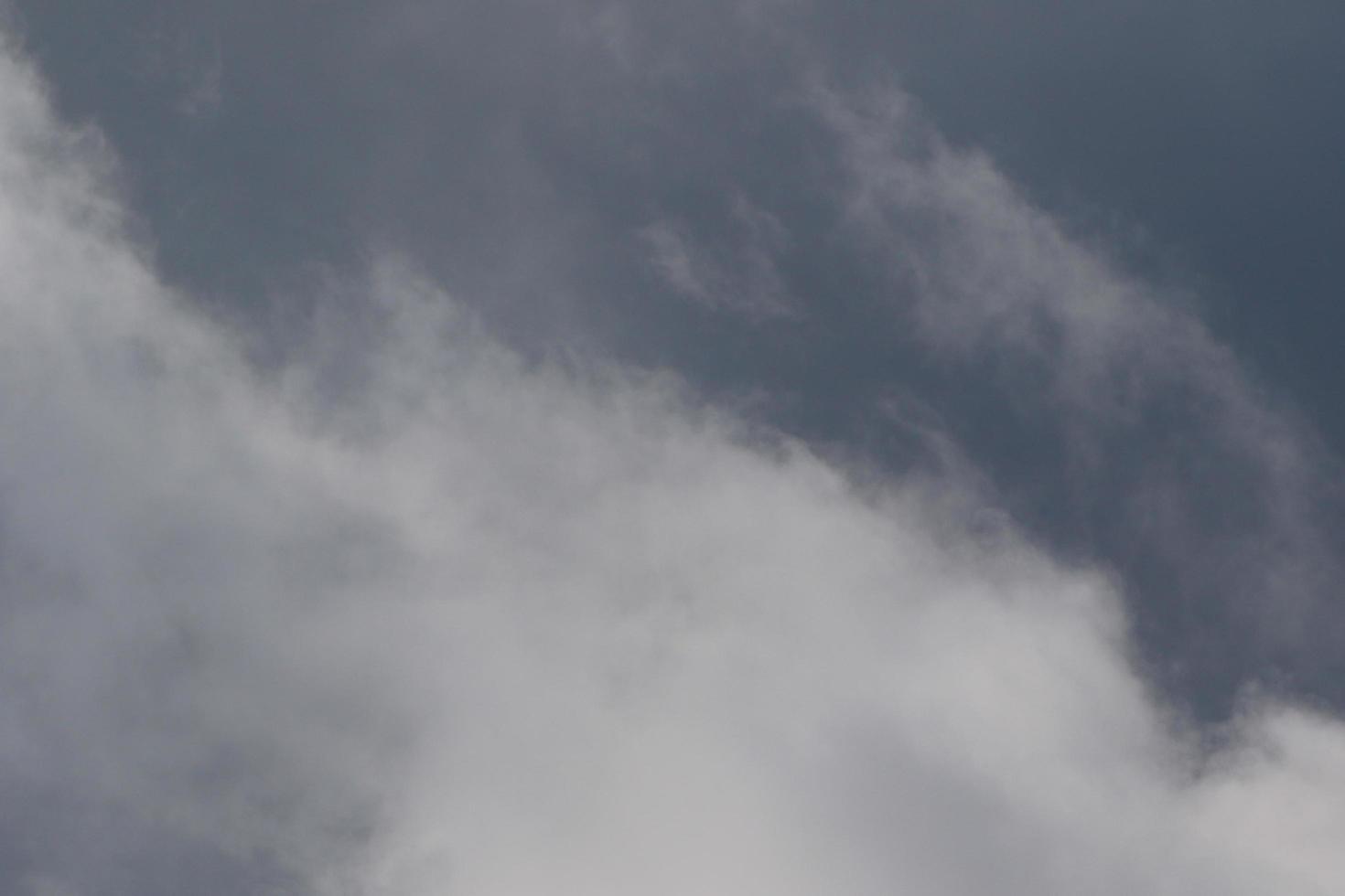 clima tormentoso y nubes oscuras foto