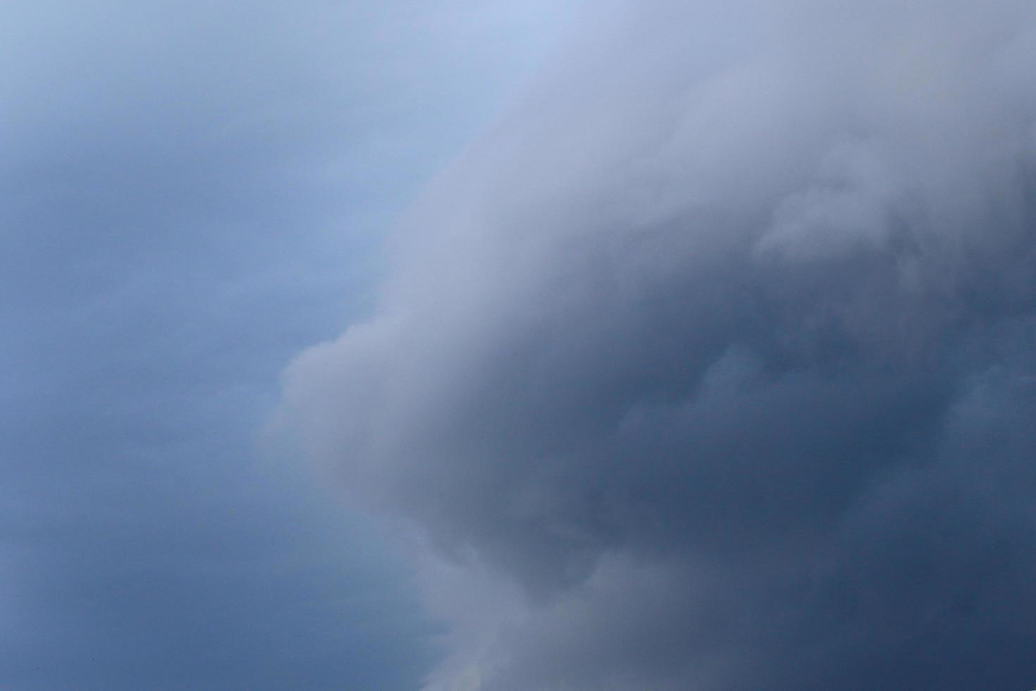 clima tormentoso y nubes oscuras foto