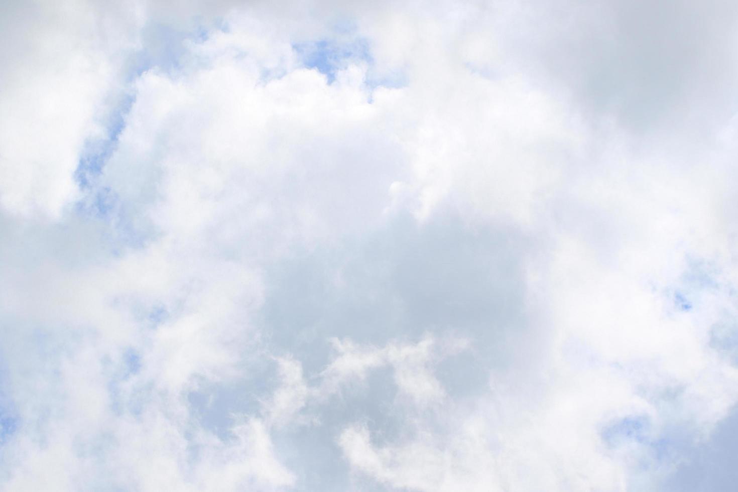 clima tormentoso y nubes oscuras foto