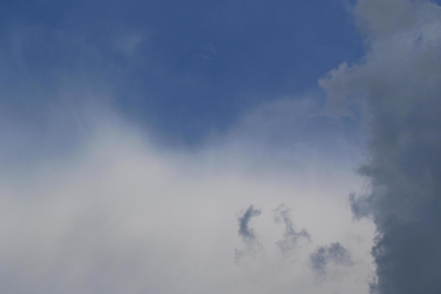 clima tormentoso y nubes oscuras foto