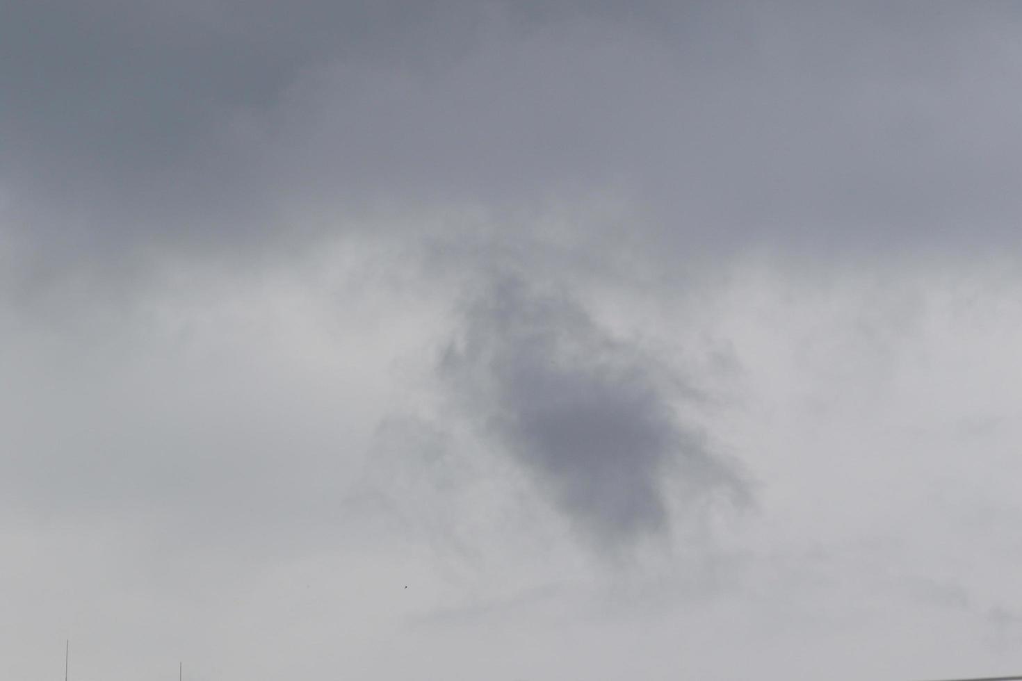 clima tormentoso y nubes oscuras foto