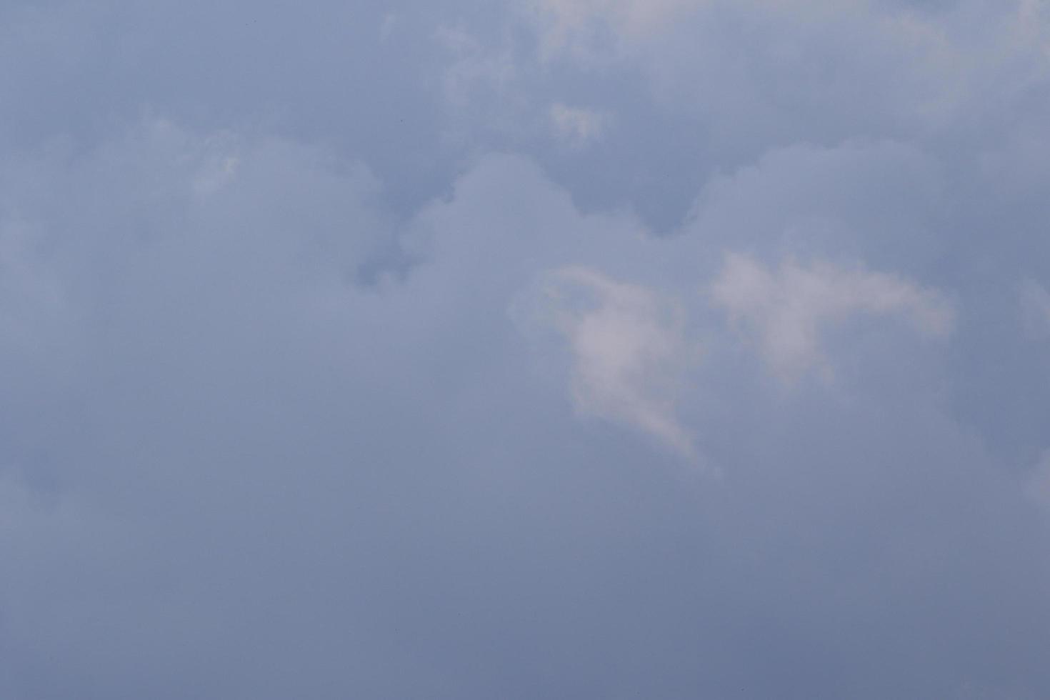 clima tormentoso y nubes oscuras foto