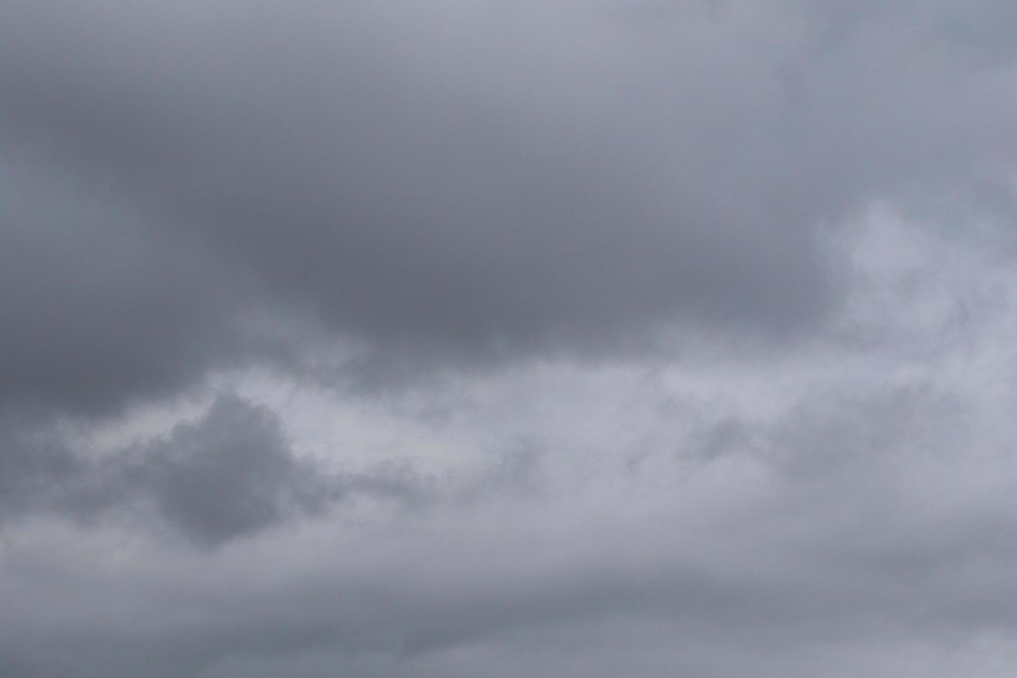 clima tormentoso y nubes oscuras foto