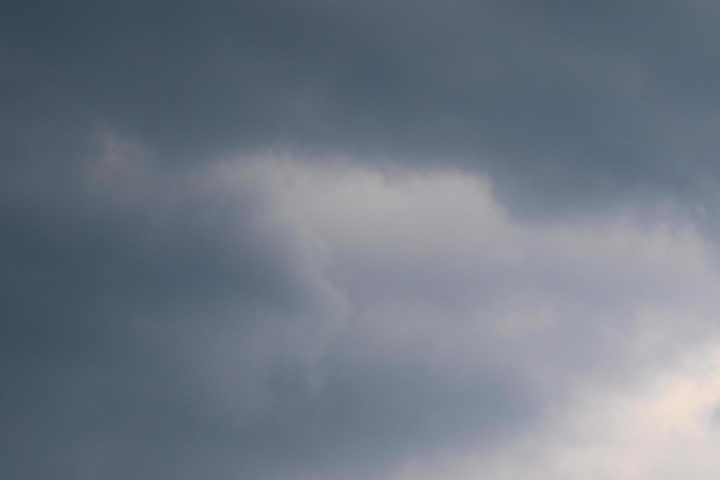 clima tormentoso y nubes oscuras foto