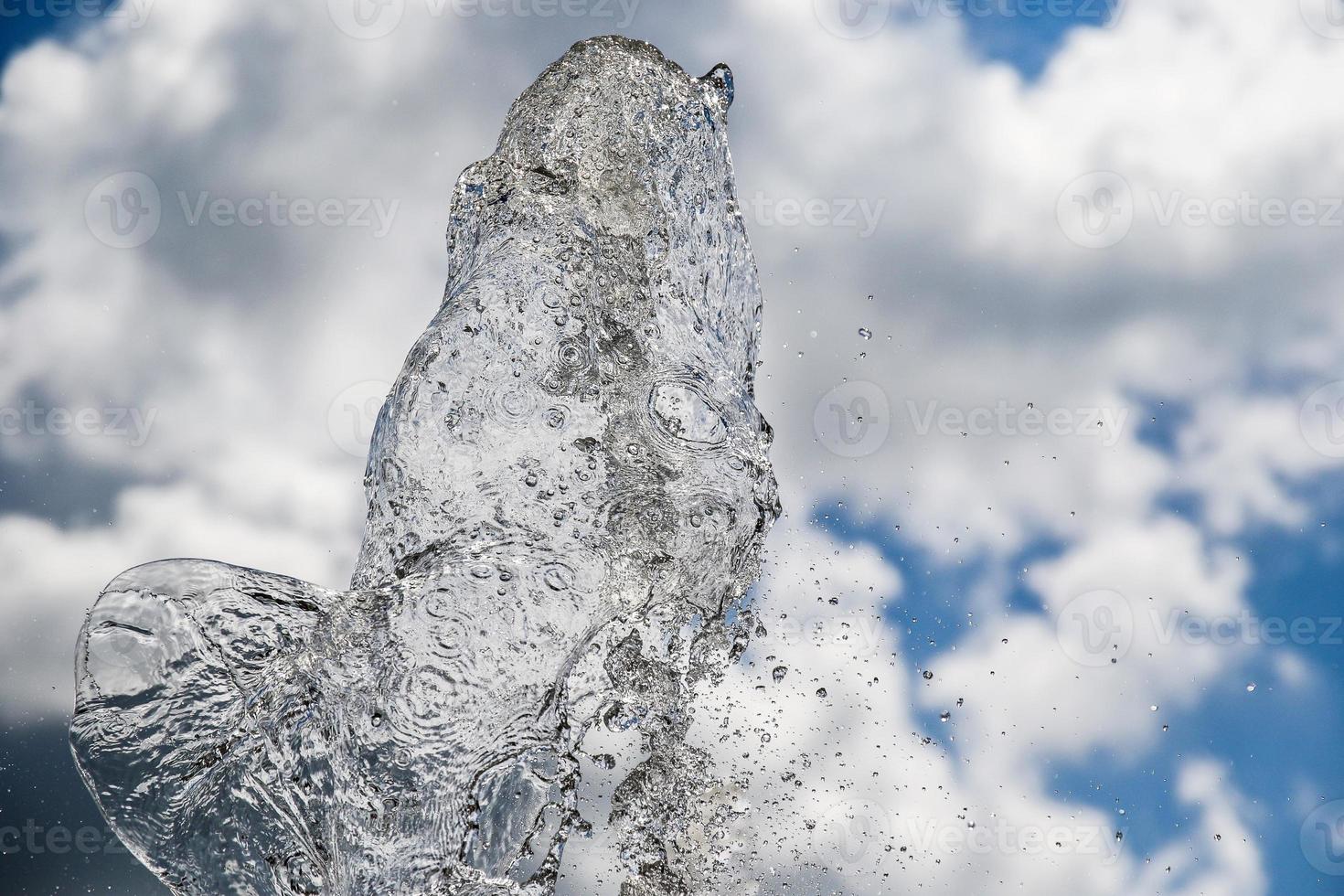 fuente que salpica textura de agua en el cielo foto