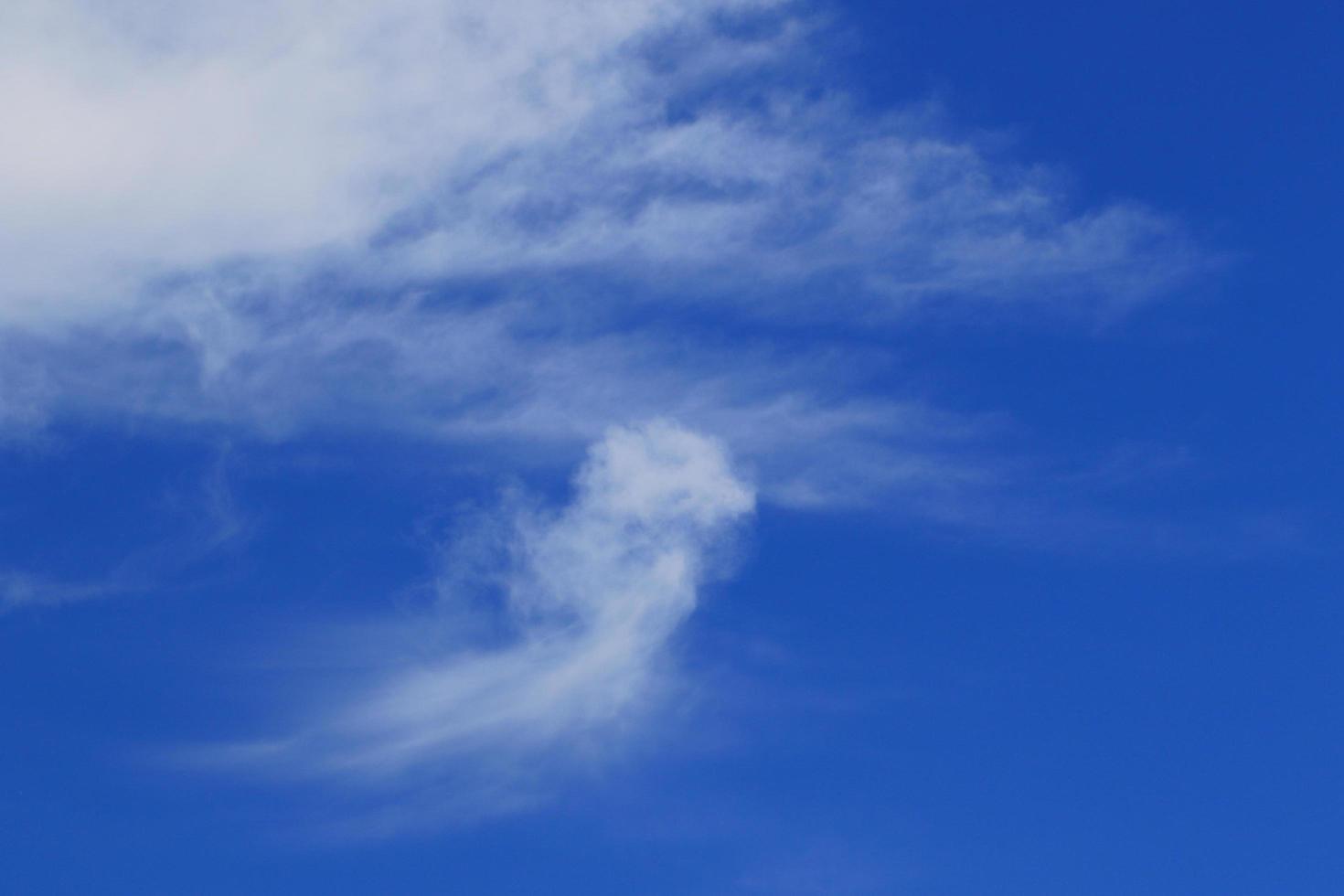 cielo azul claro y nubes blancas foto