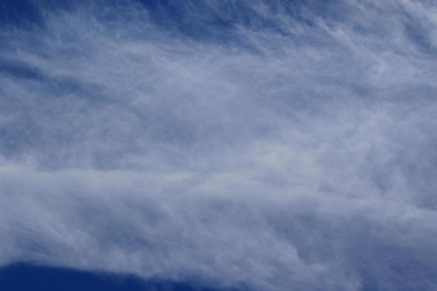 cielo azul claro y nubes blancas foto