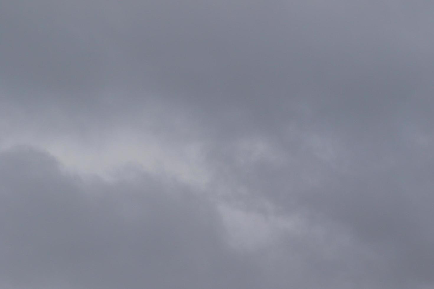 clima tormentoso y nubes oscuras foto