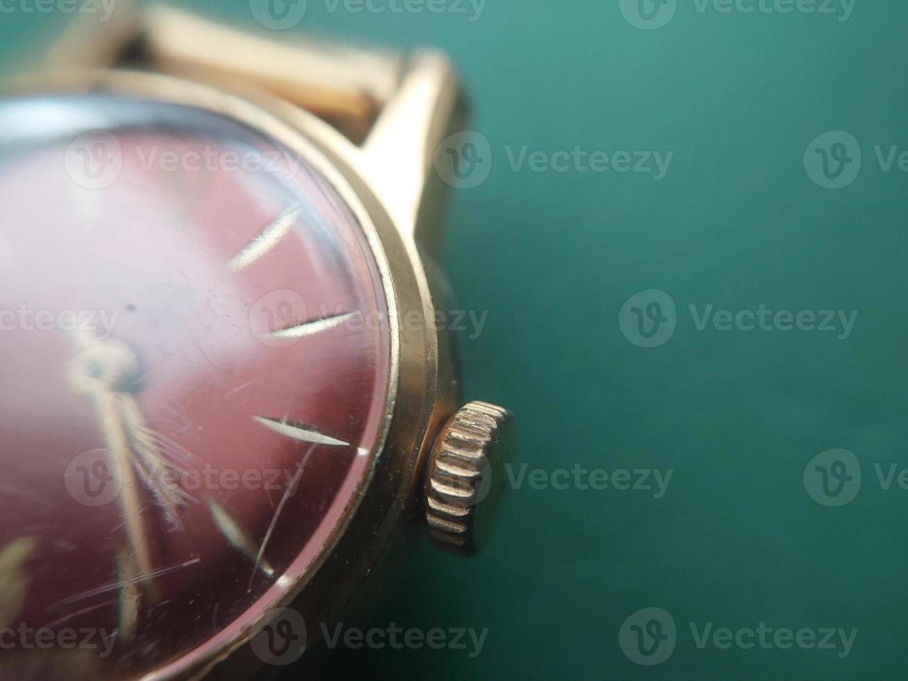 varias partes mecánicas de un reloj de pulsera foto