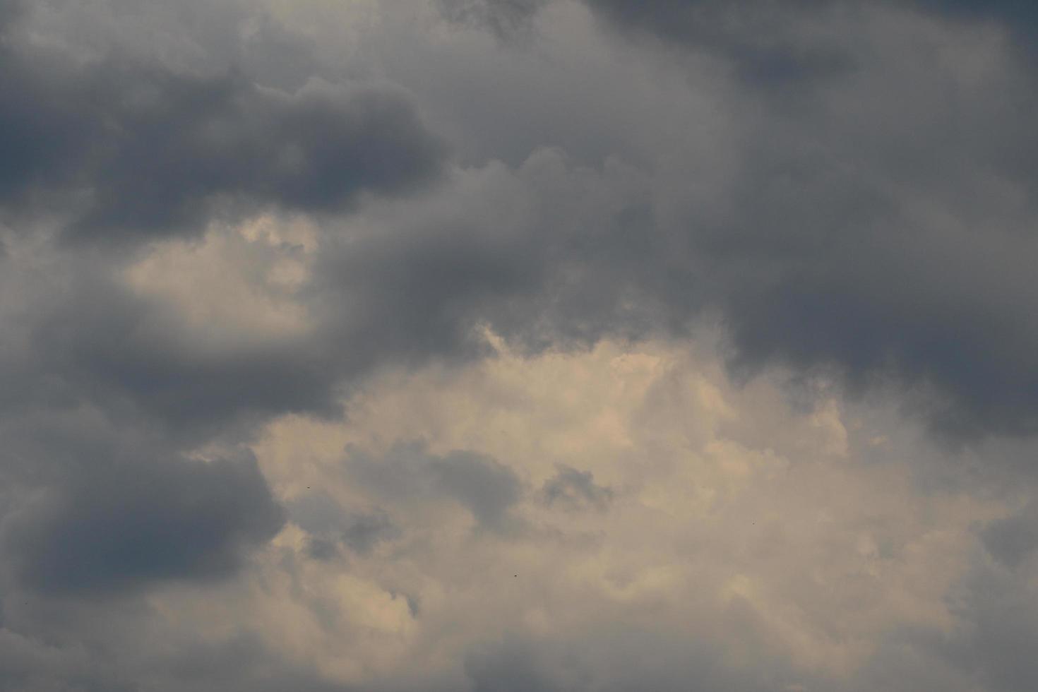 clima tormentoso y nubes oscuras foto