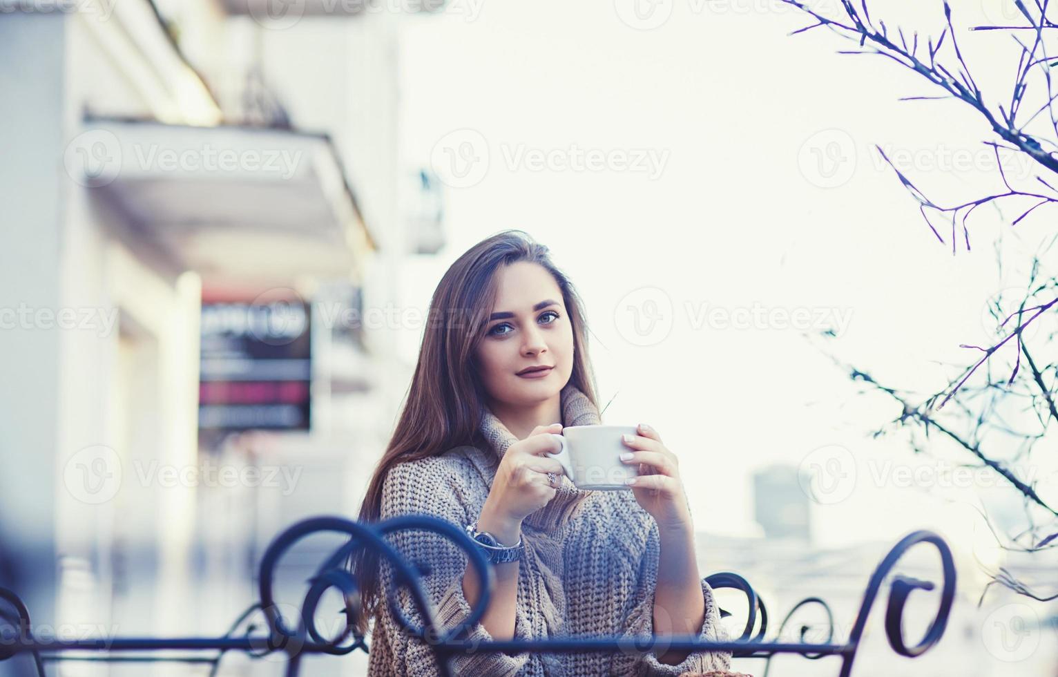 retrato, mujer que sonríe, en, café foto