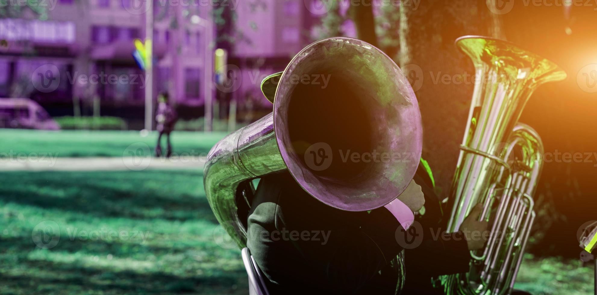 músico tocando tuba al aire libre. foto