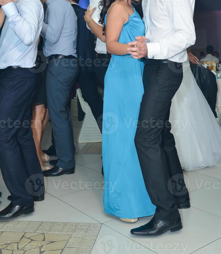 gente bailando en la fiesta de bodas. centrarse en las piernas foto