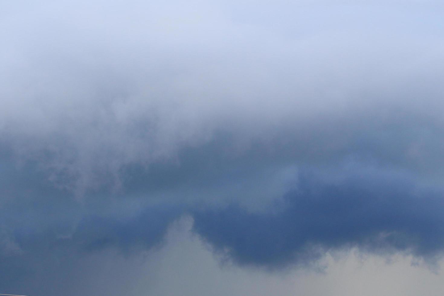 clima tormentoso y nubes oscuras foto