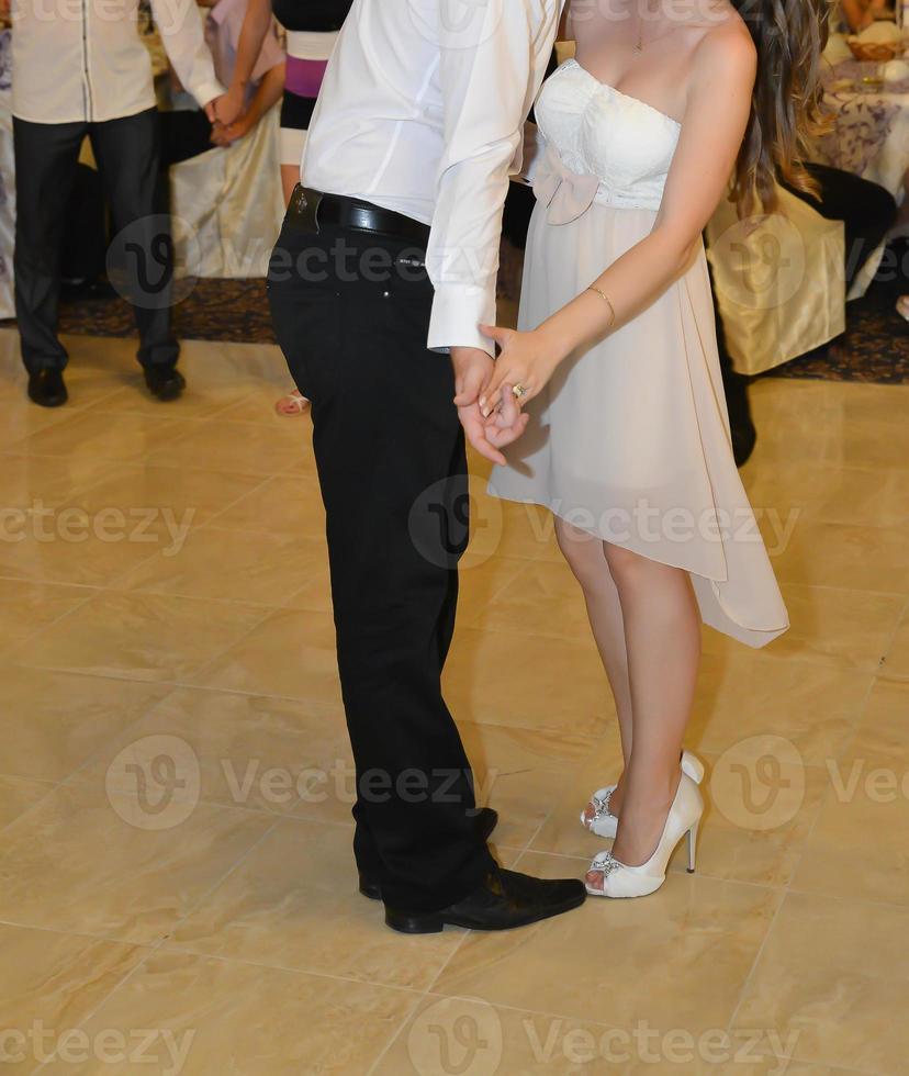 gente bailando en la fiesta de bodas foto