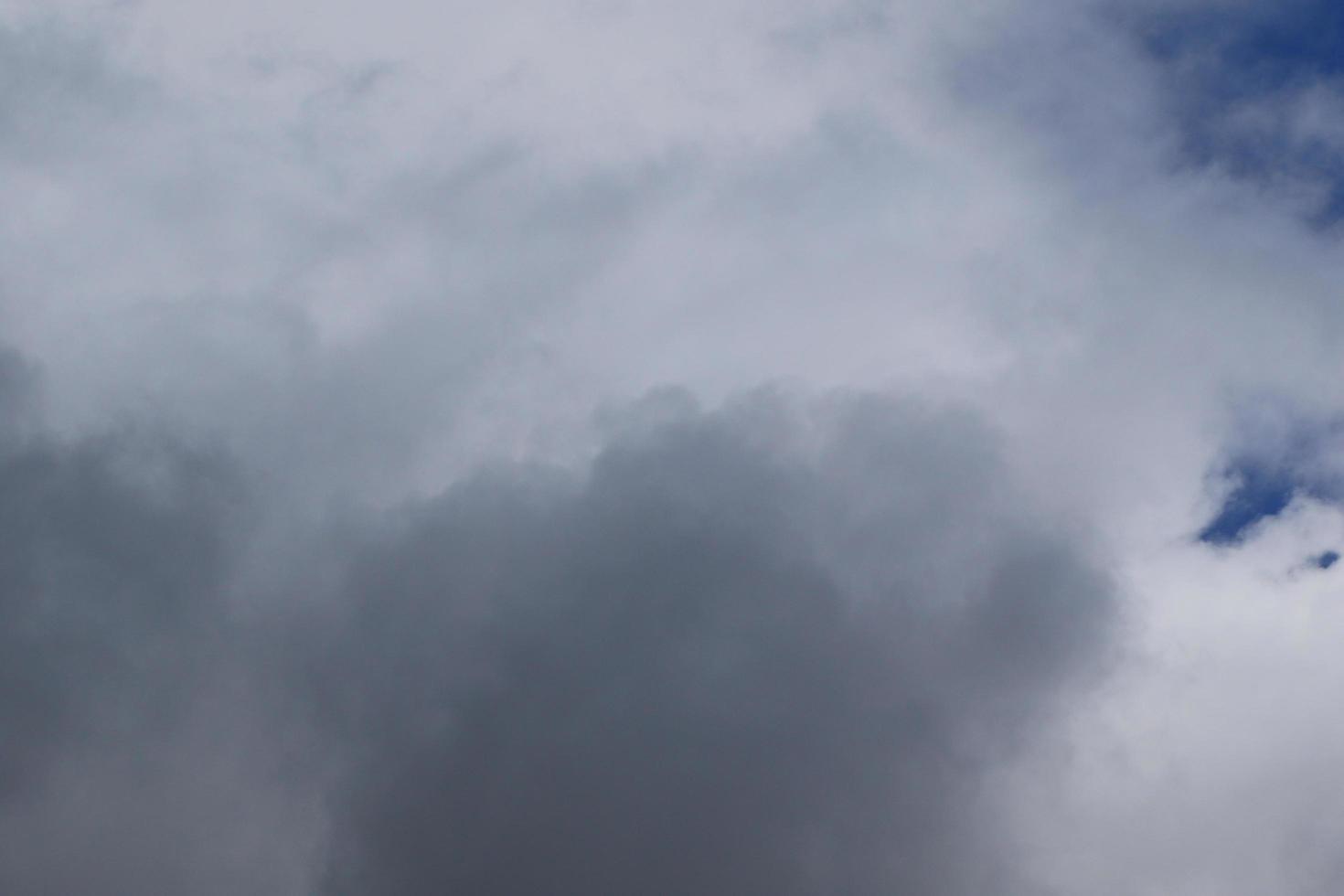 clima tormentoso y nubes oscuras foto