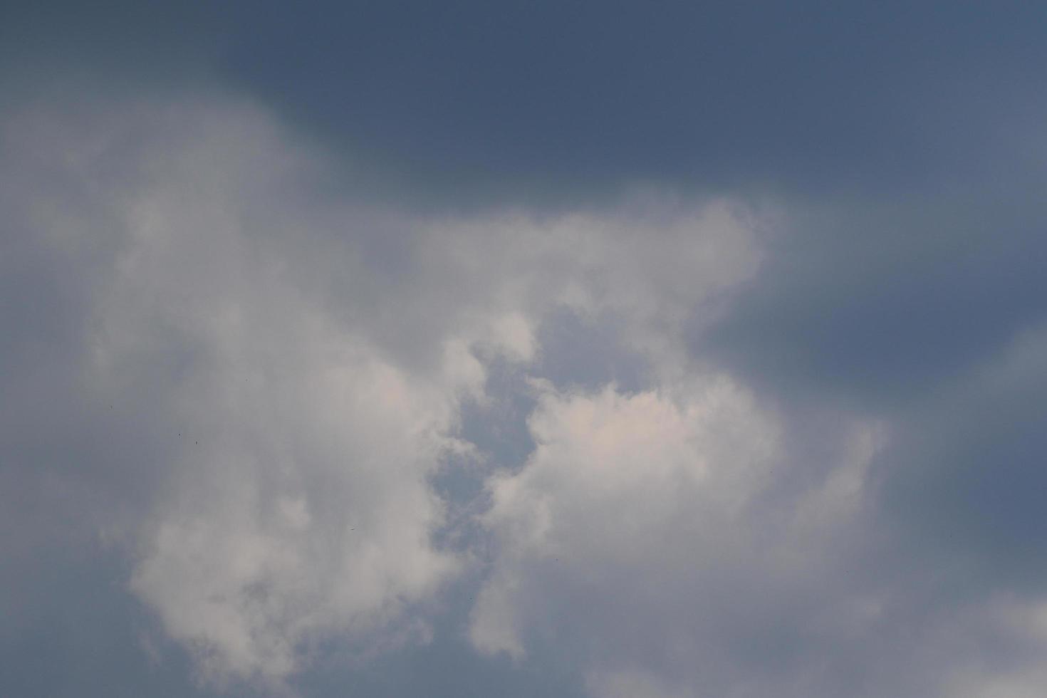 clima tormentoso y nubes oscuras foto