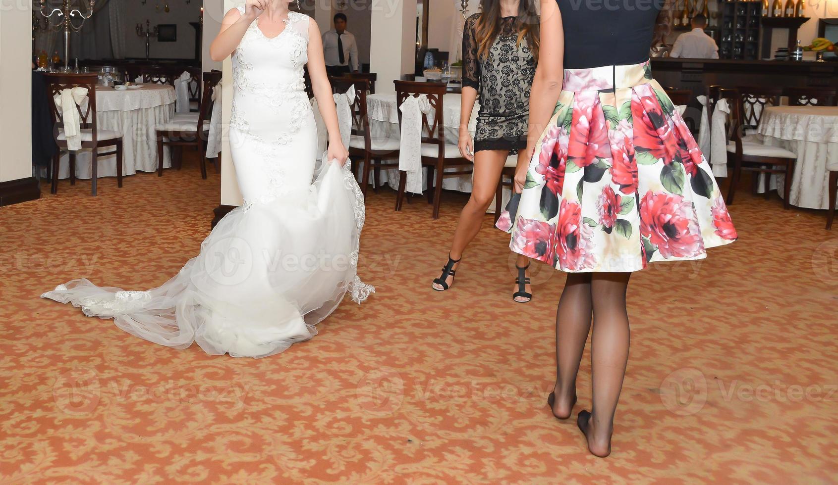 la gente baila en la fiesta de bodas foto