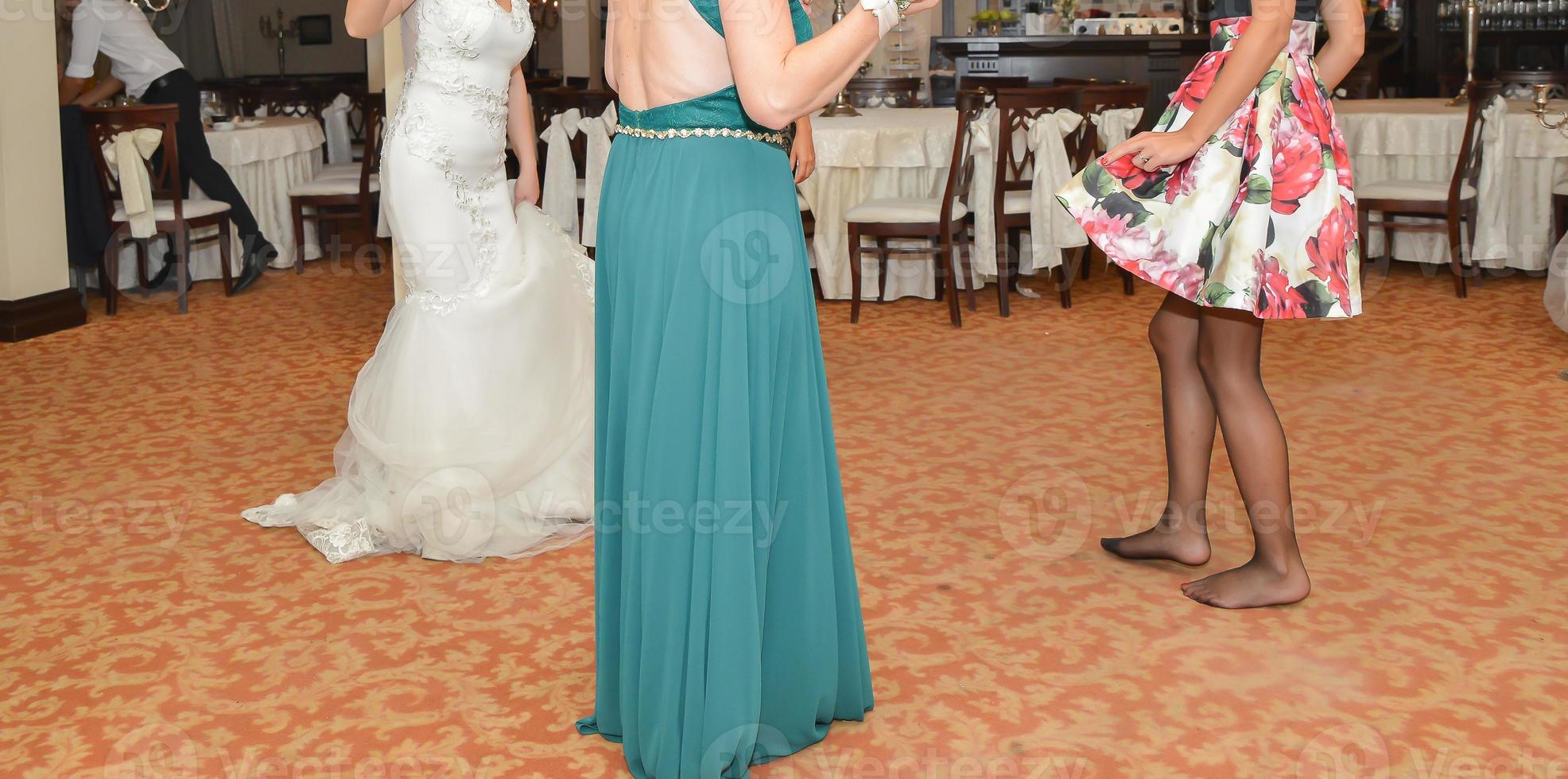 gente bailando en la fiesta de bodas foto