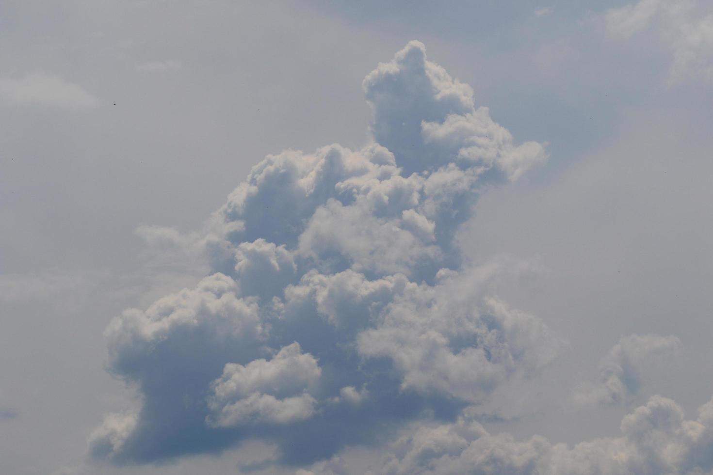 cielo azul claro y nubes blancas foto