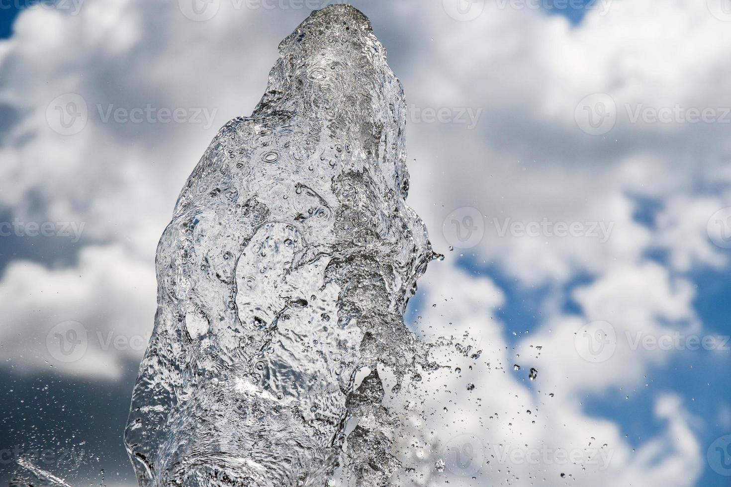 fuente que salpica textura de agua en el cielo foto