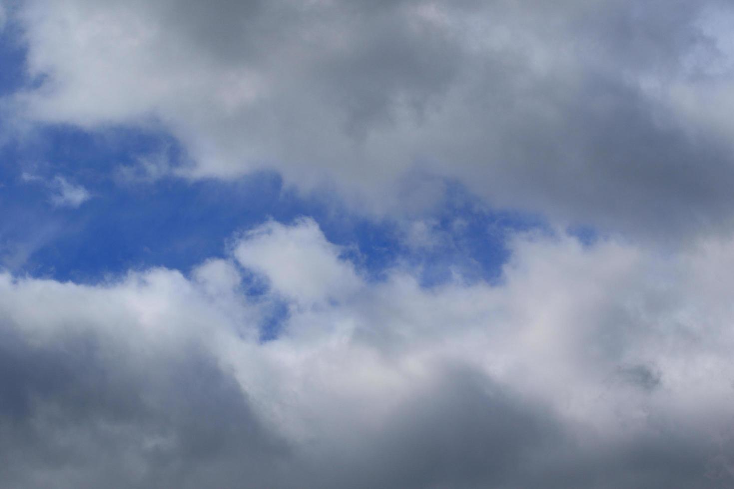 clima tormentoso y nubes oscuras foto