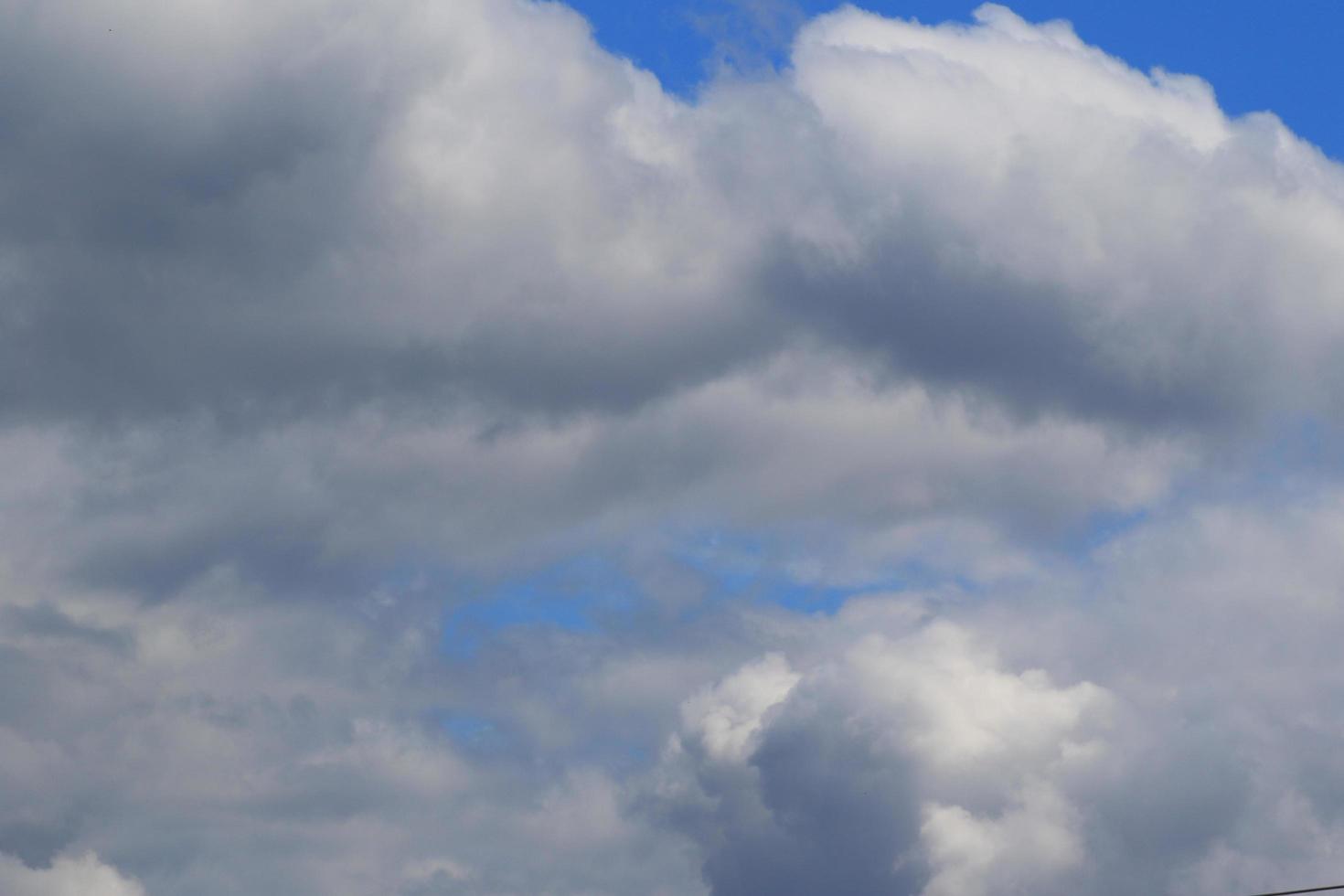 clima tormentoso y nubes oscuras foto