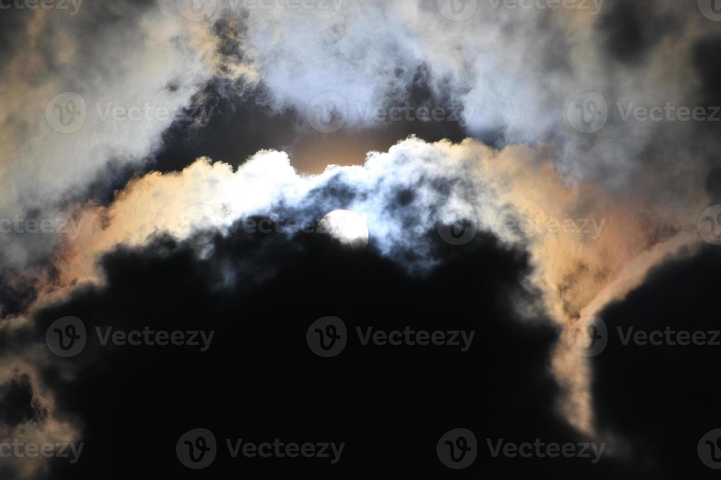 clima tormentoso y nubes oscuras foto