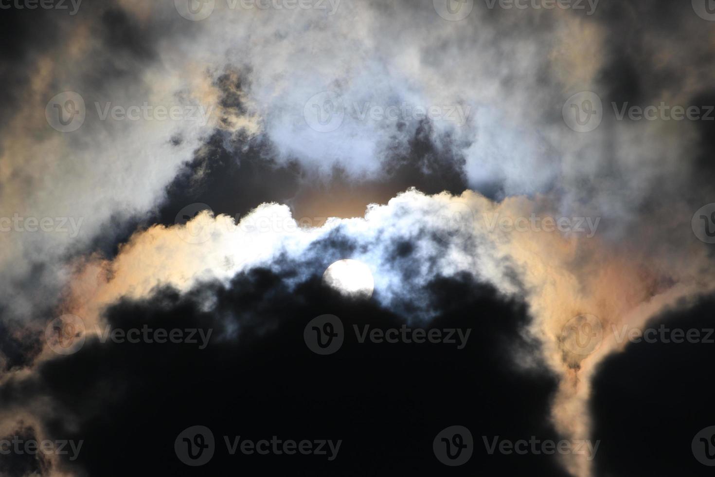 clima tormentoso y nubes oscuras foto