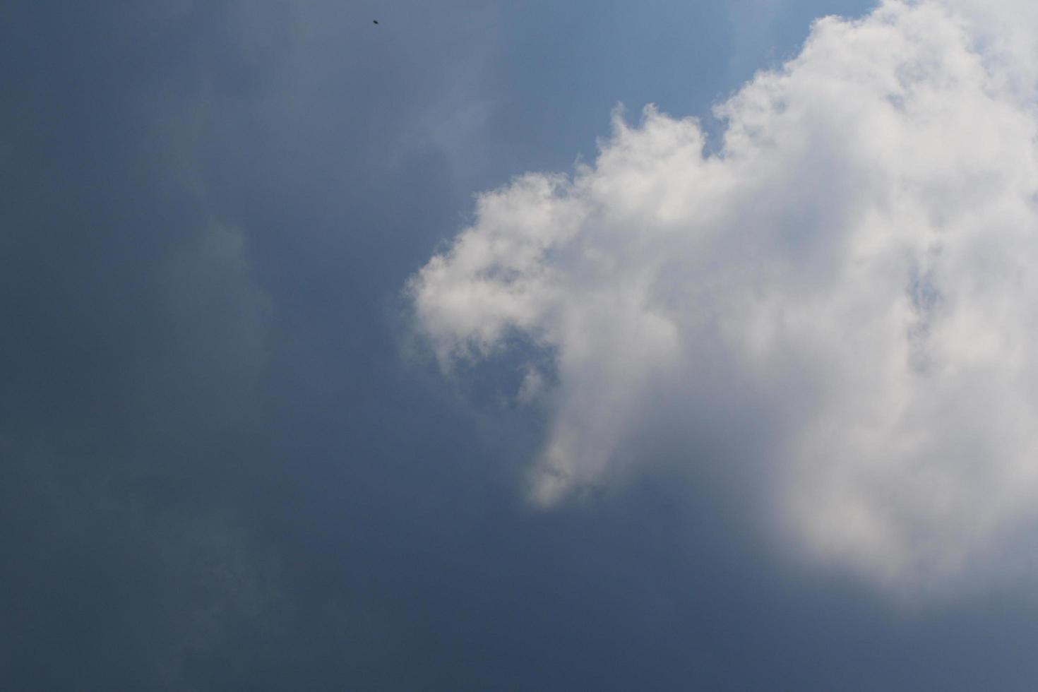 clima tormentoso y nubes oscuras foto