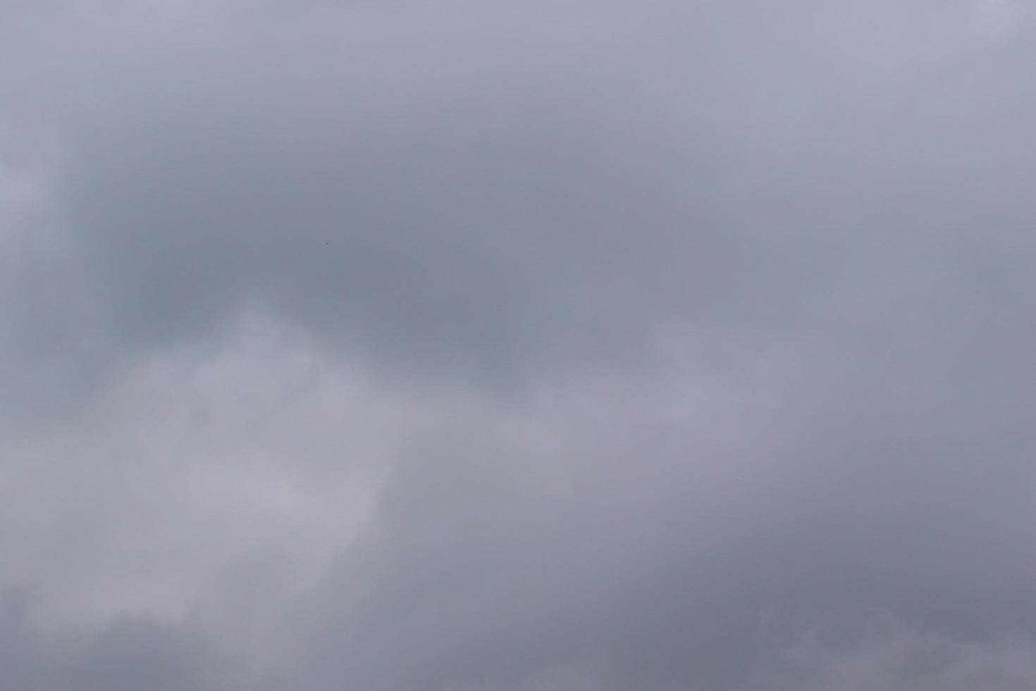 clima tormentoso y nubes oscuras foto