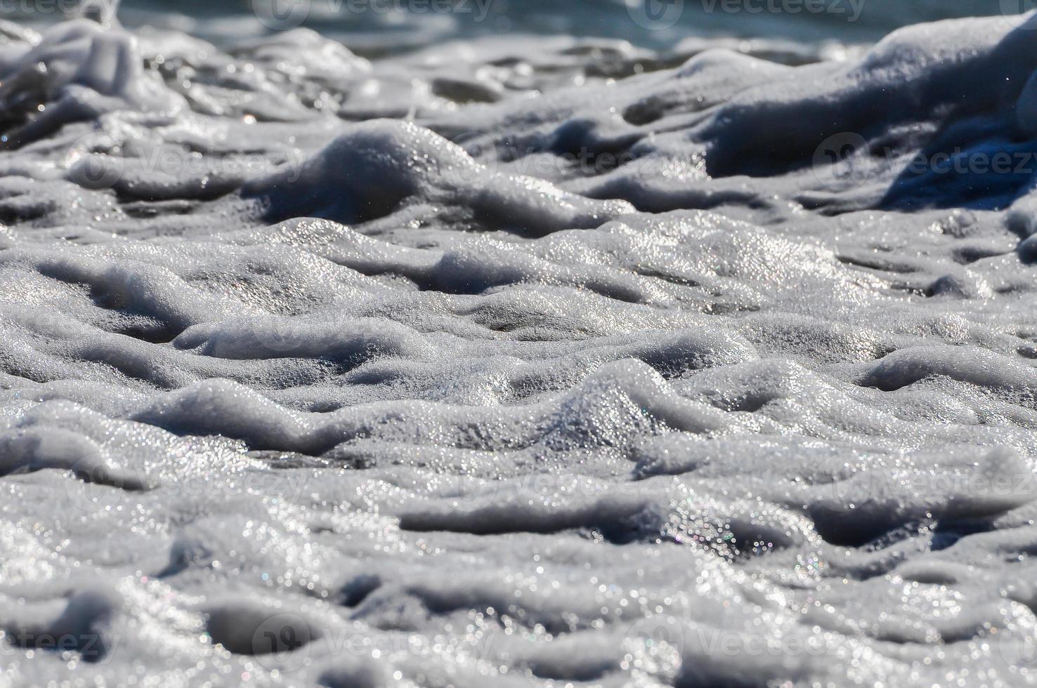 espuma de mar. salpicar agua foto