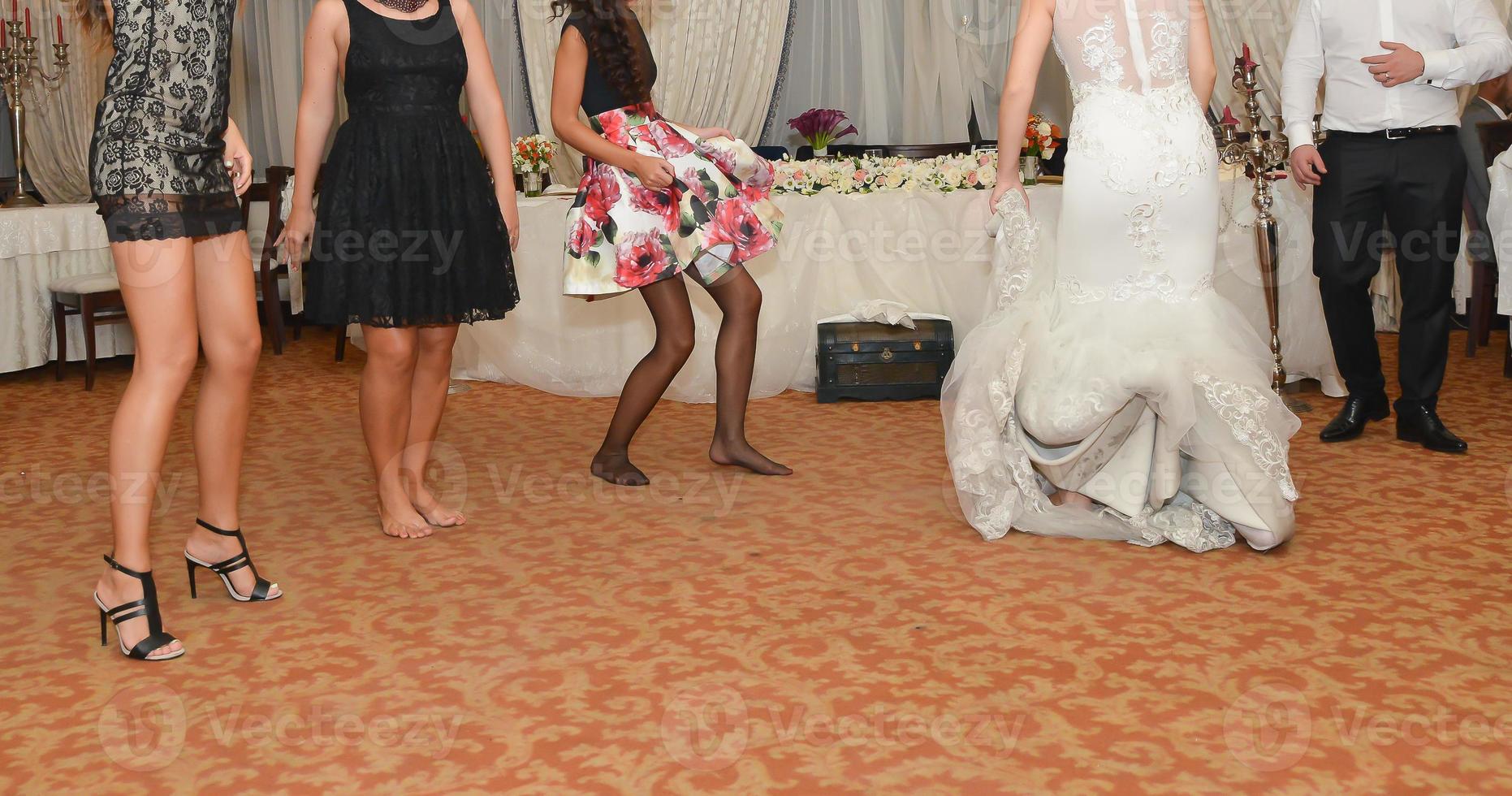 gente bailando en la fiesta de bodas foto