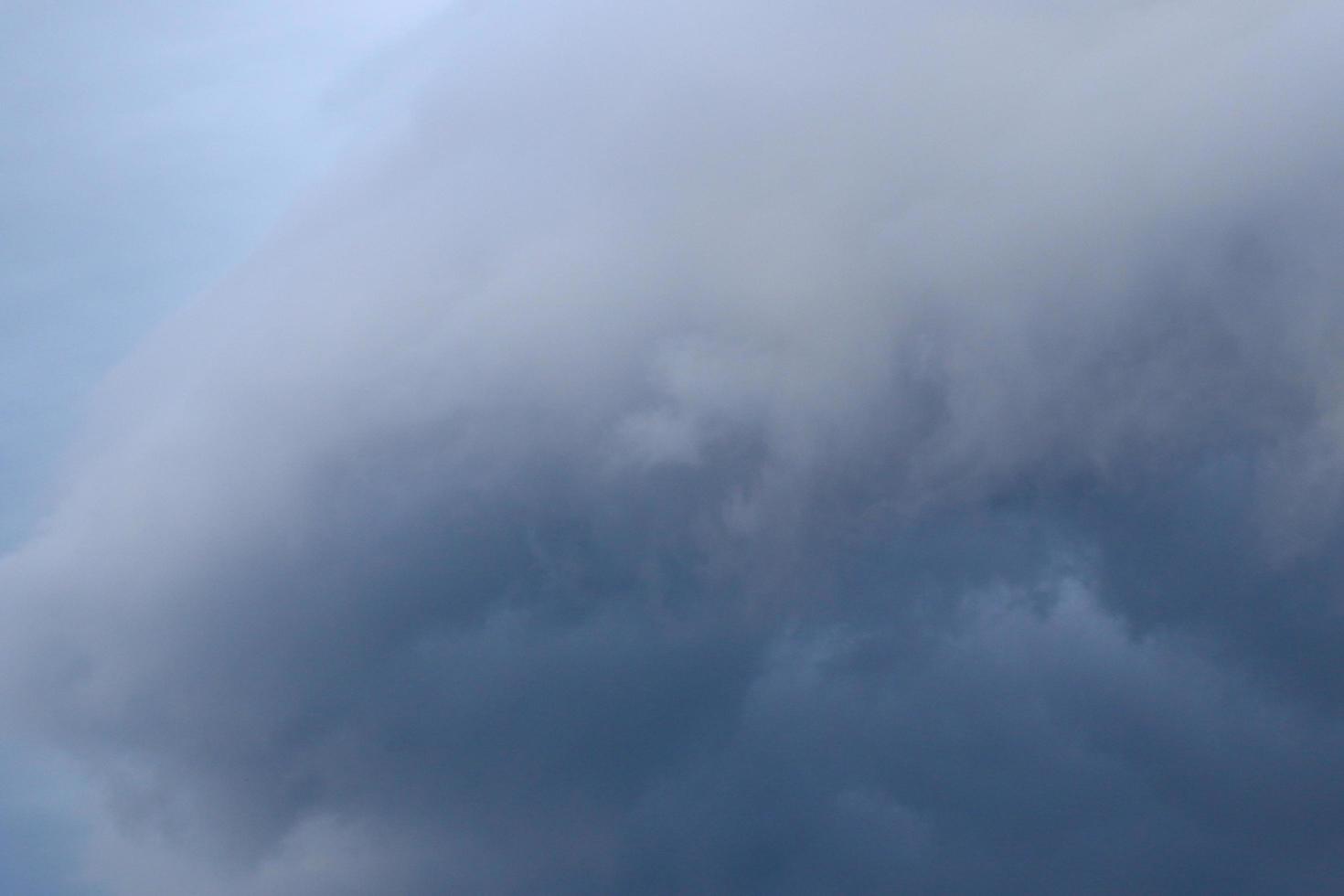 clima tormentoso y nubes oscuras foto