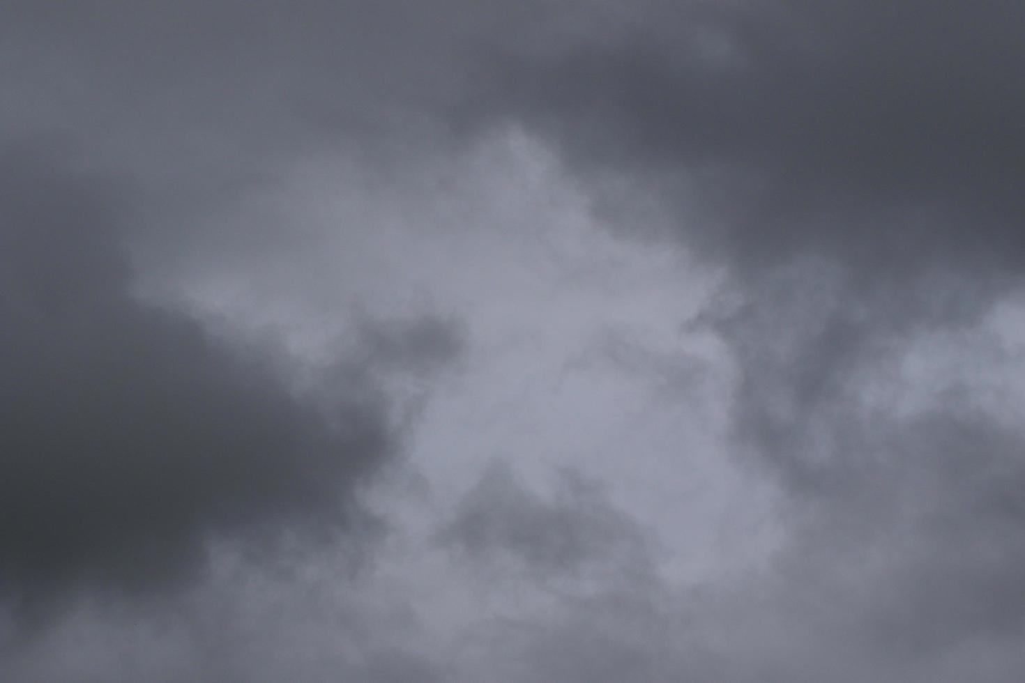 clima tormentoso y nubes oscuras foto