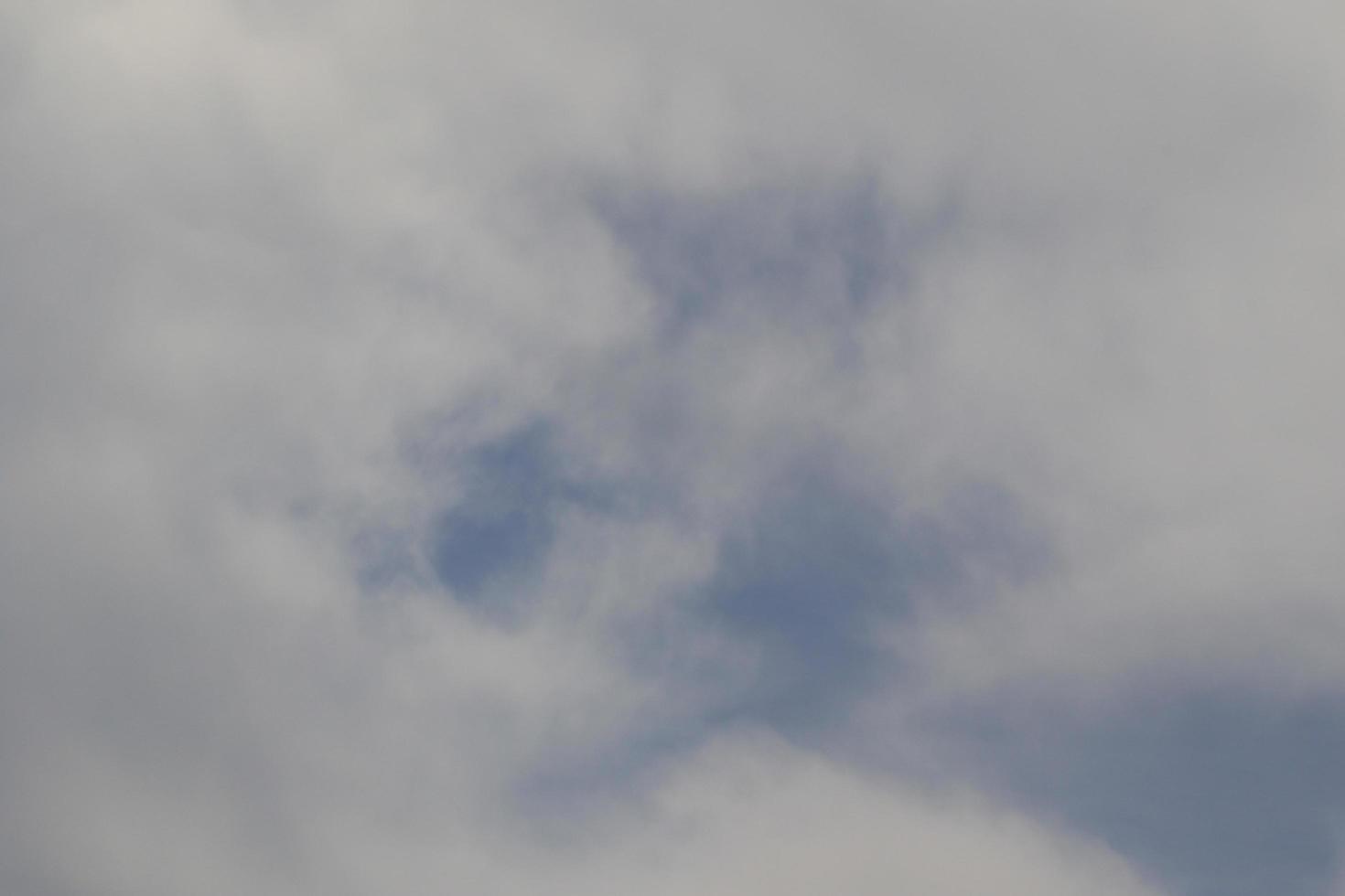 clima tormentoso y nubes oscuras foto