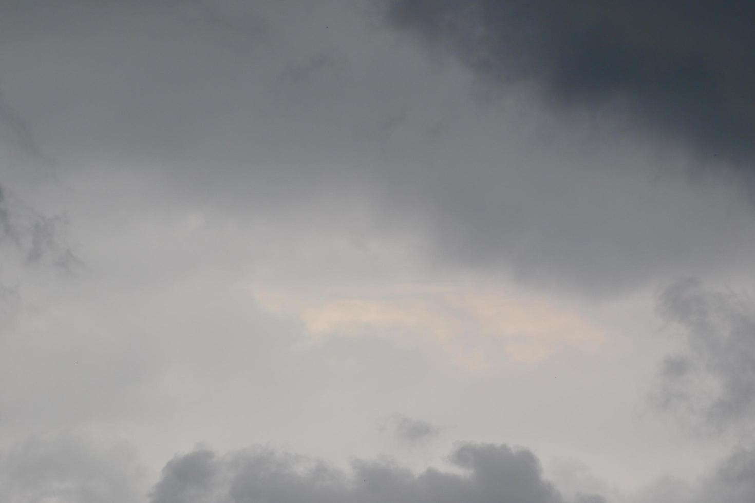 clima tormentoso y nubes oscuras foto