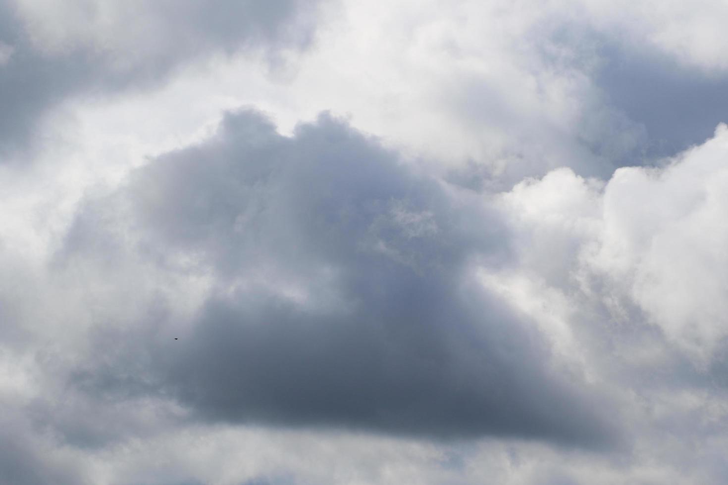 clima tormentoso y nubes oscuras foto