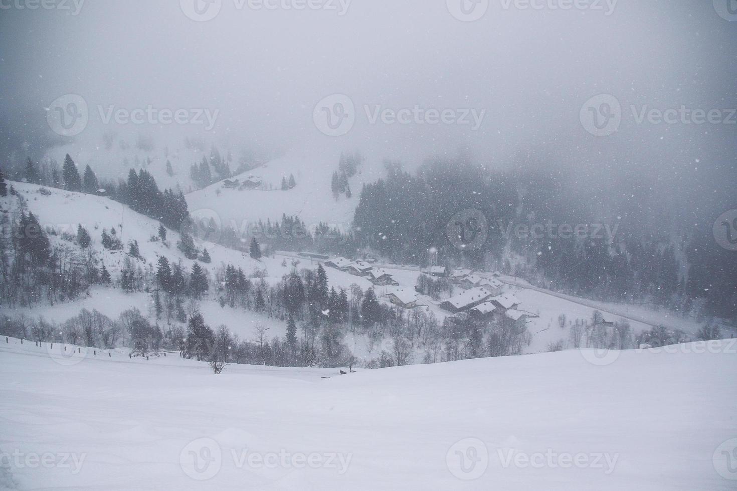 paisaje invernal en los alpes austríacos foto
