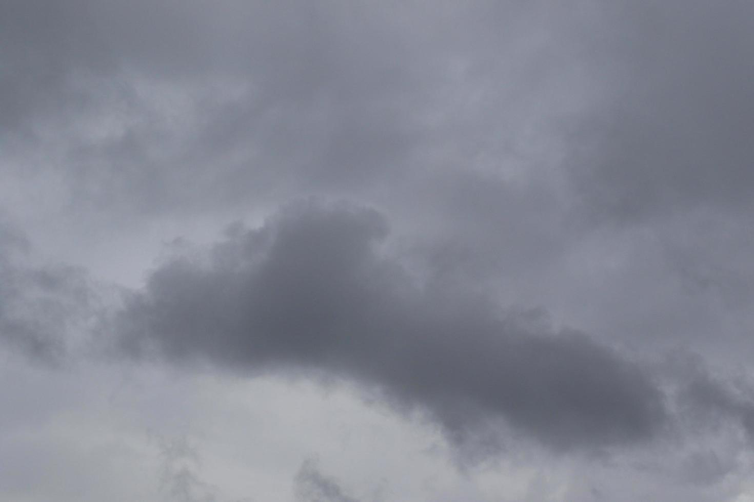 clima tormentoso y nubes oscuras foto