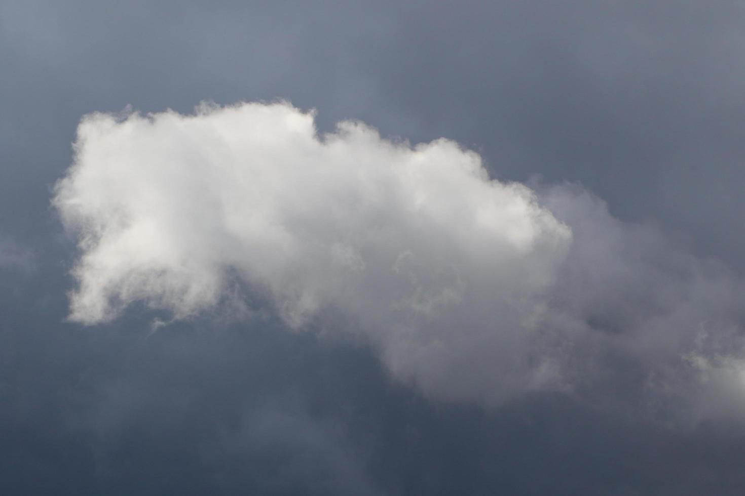 clima tormentoso y nubes oscuras foto