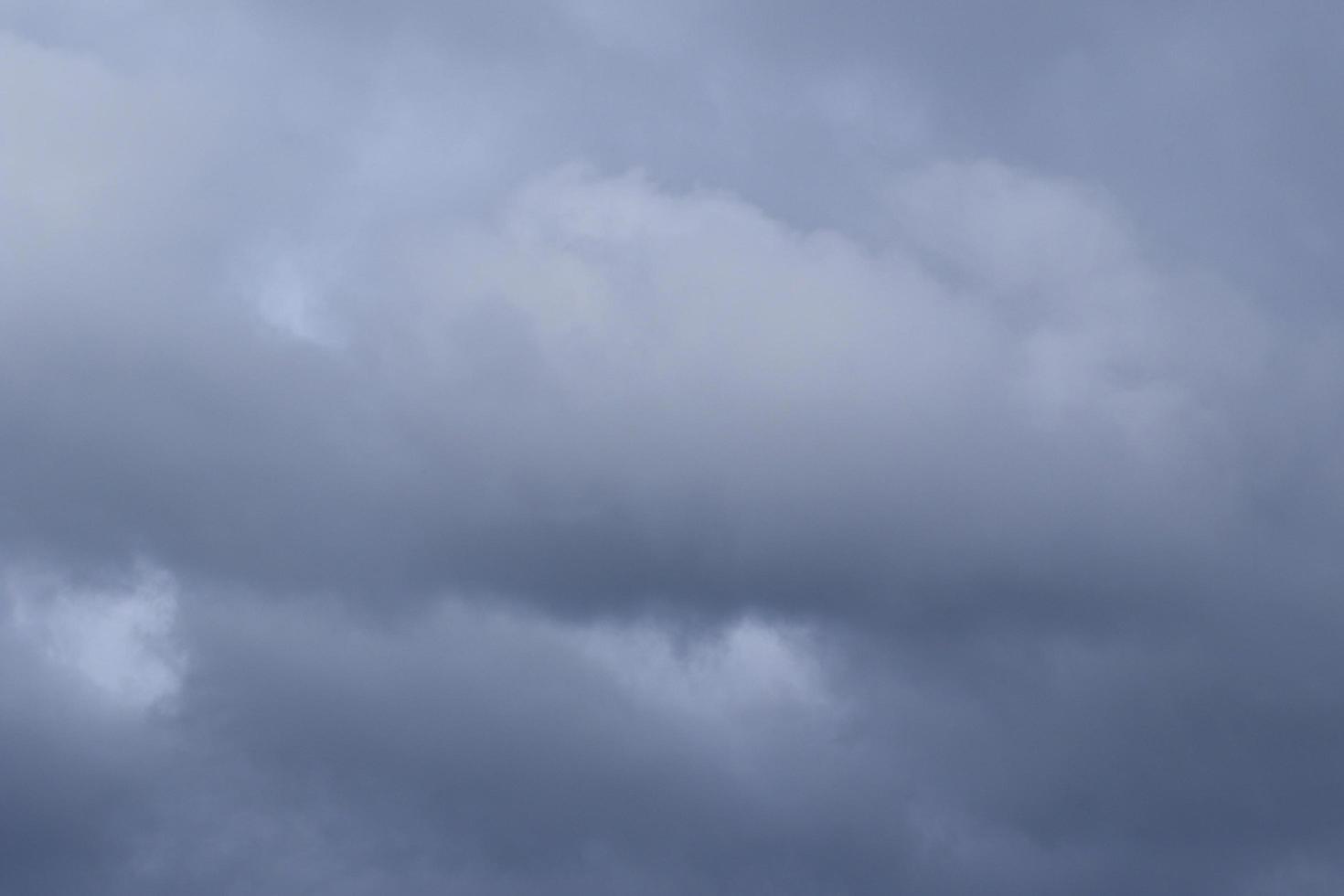 clima tormentoso y nubes oscuras foto