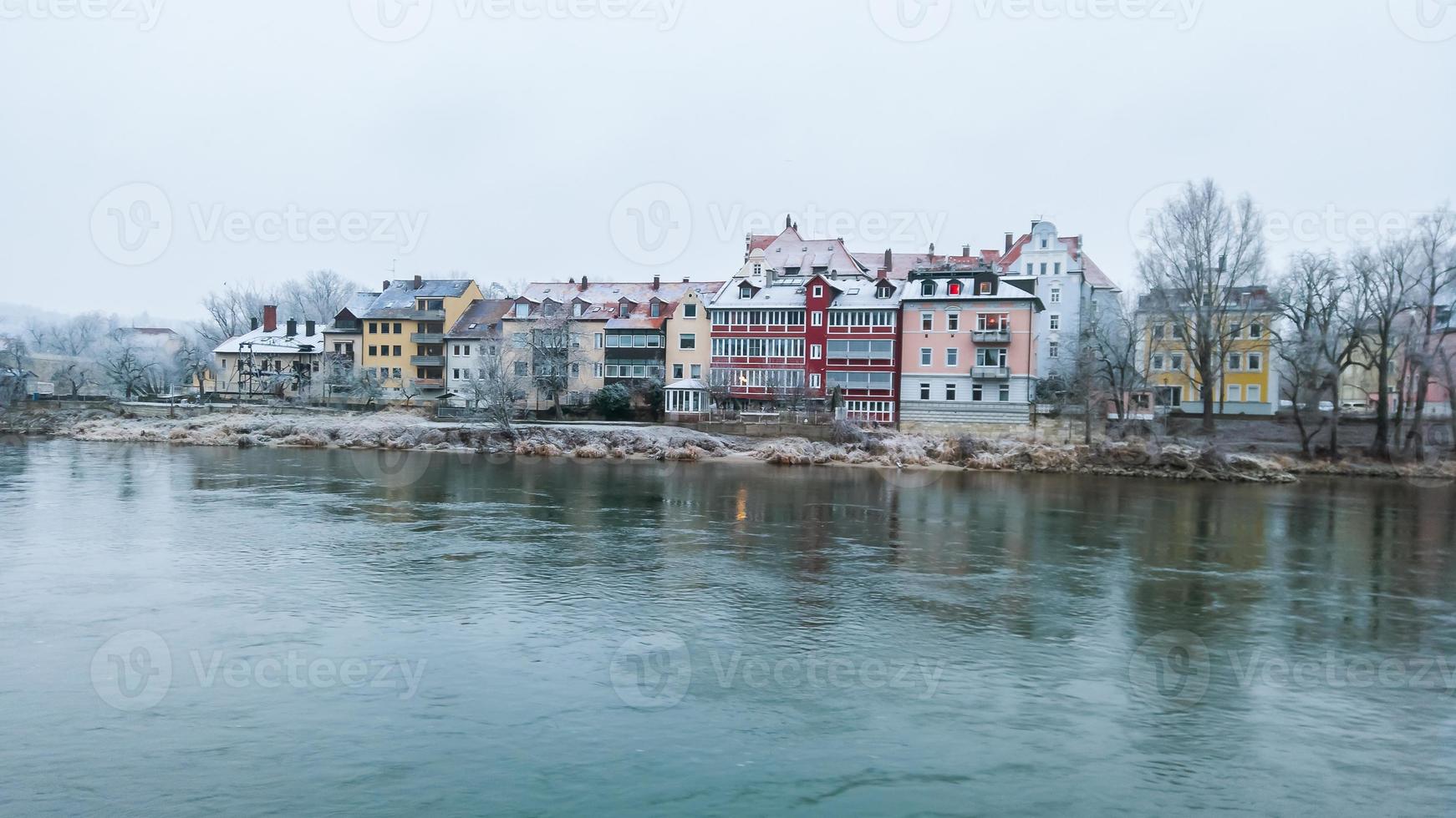 Viaje a la ciudad de Ratisbona en invierno. vista desde el puente de piedra foto