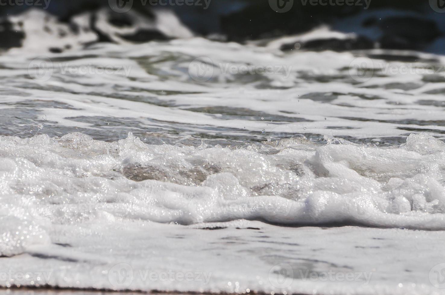 espuma de mar. salpicar agua foto