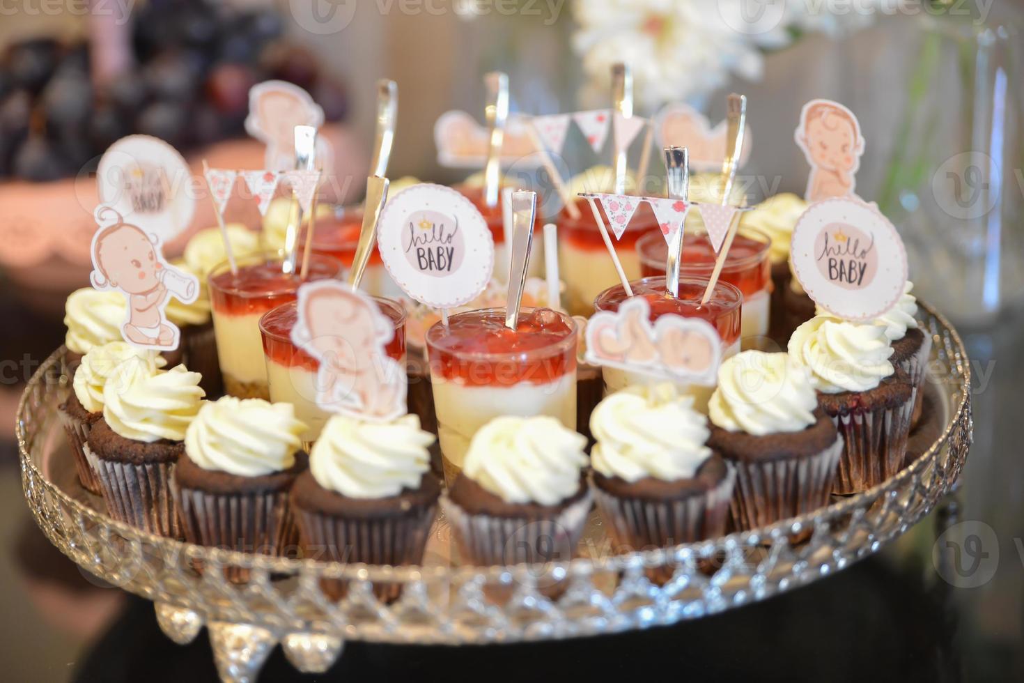 deliciosos dulces dispuestos en la mesa para la recepción de eventos foto