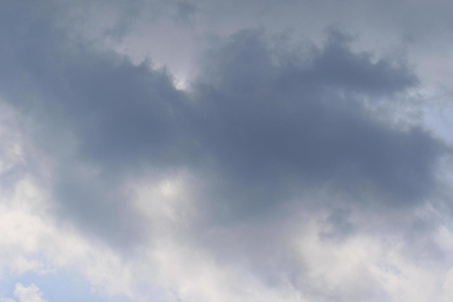 clima tormentoso y nubes oscuras foto