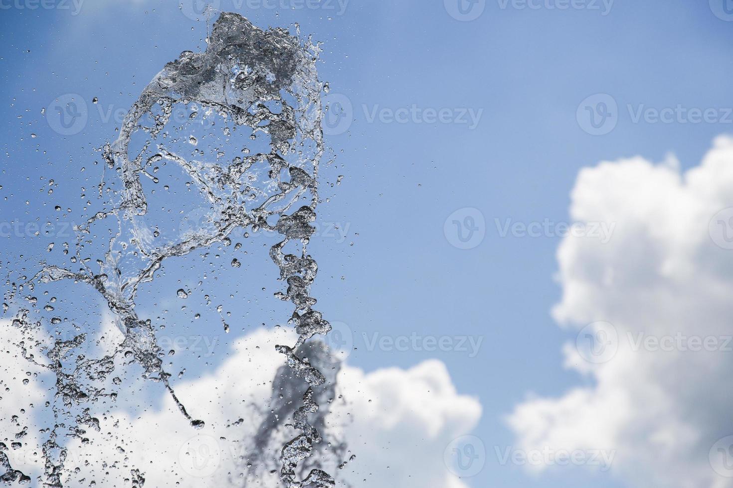 salpicaduras de agua en el cielo foto