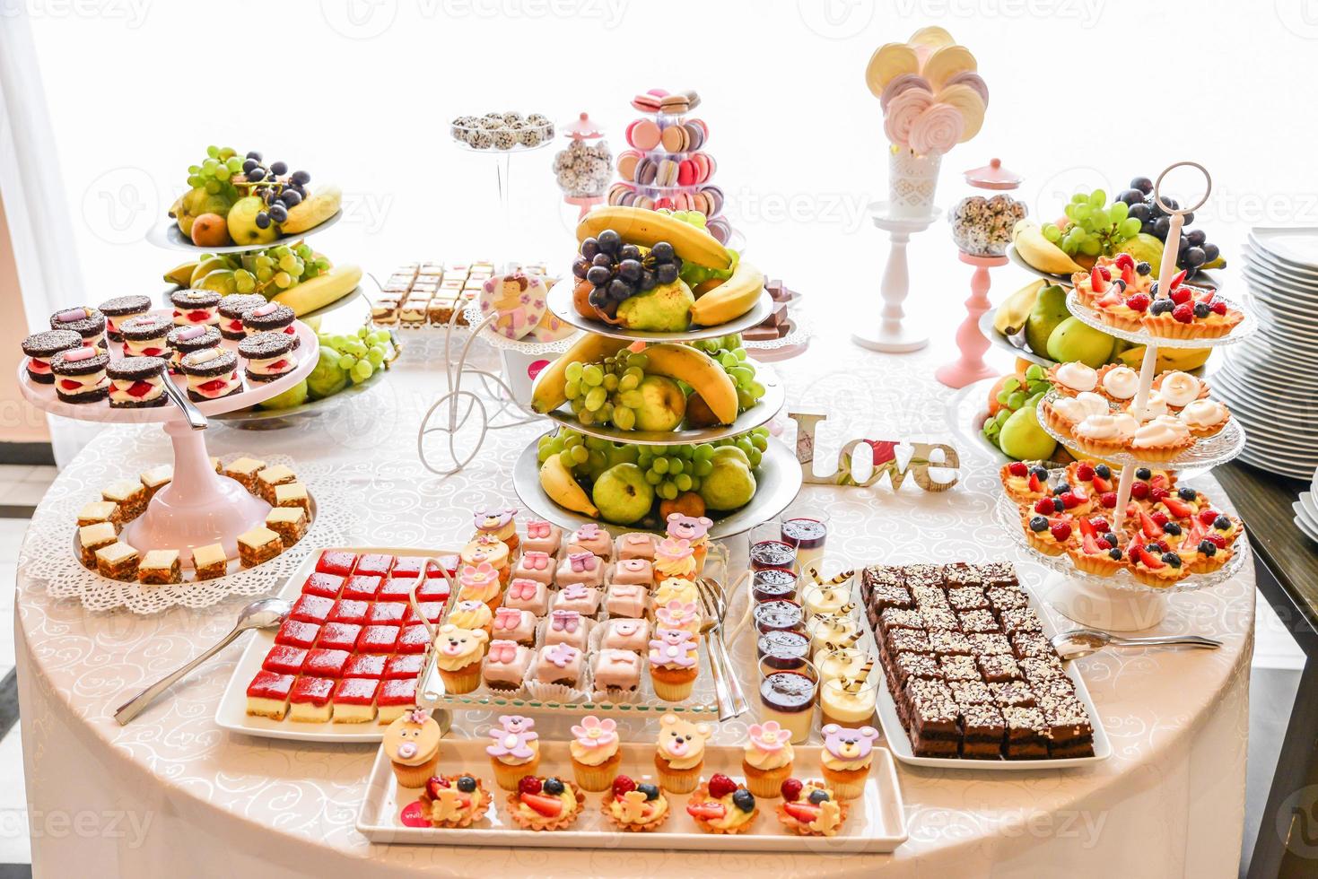 deliciosos dulces dispuestos en la mesa para la recepción del evento foto