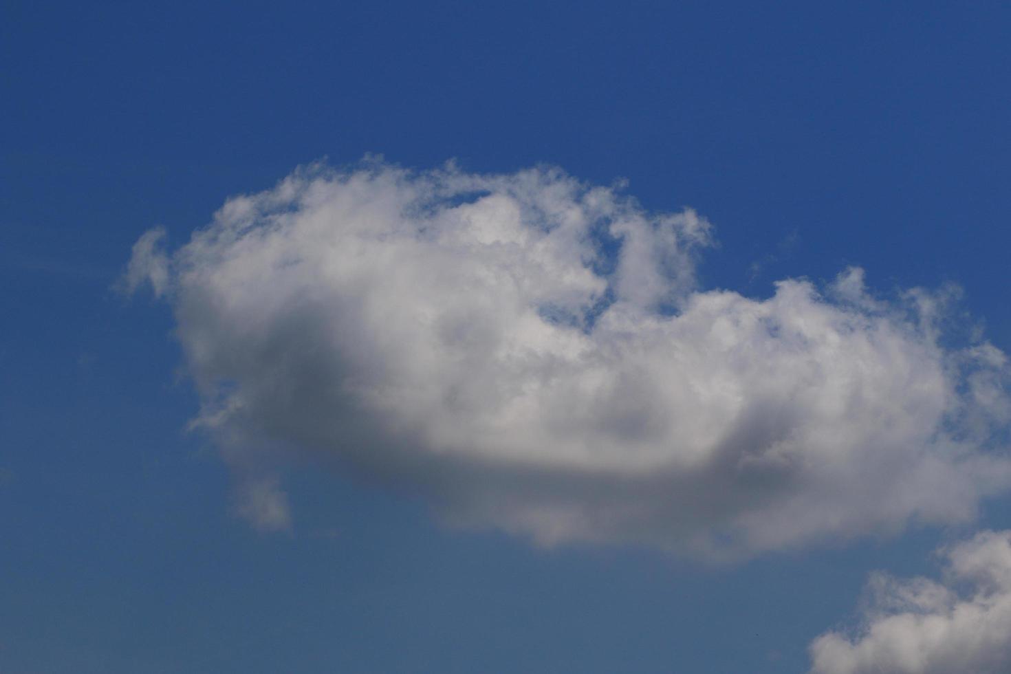 clima tormentoso y nubes oscuras foto