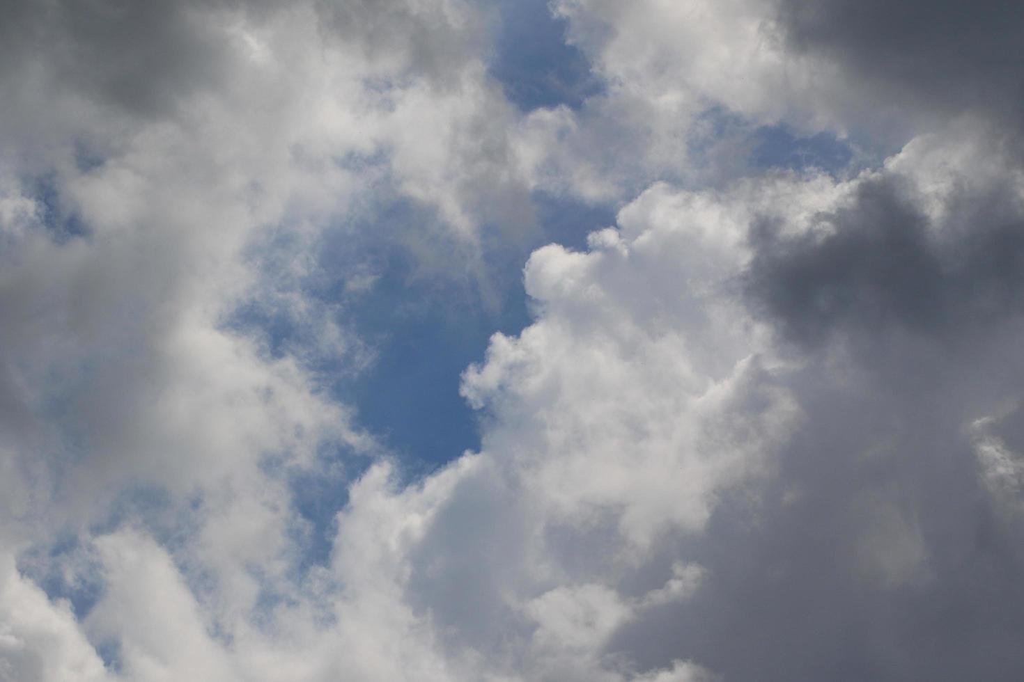 clima tormentoso y nubes oscuras foto